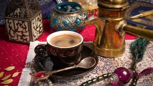 Café Árabe servido à mesa
