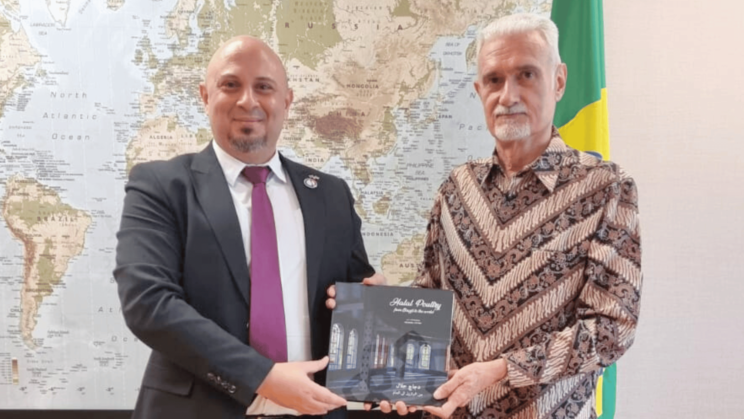 Registro da entrega do livro Halal Poultry ao embaixador do Brasil na Indonésia.